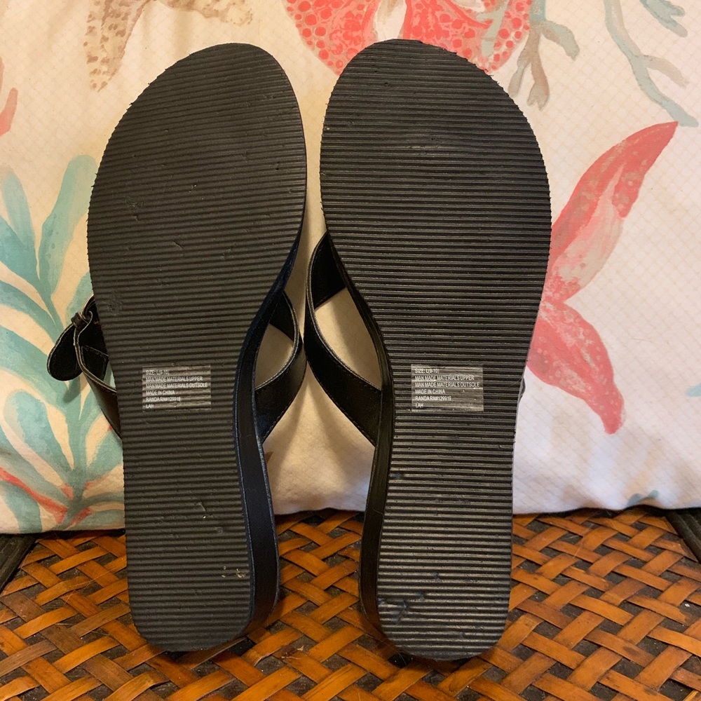 Chaps Black Wedge Sandel w/ Silver Buckle Sz L - Picture 4 of 5